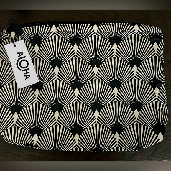 NWT; ALOHA Collection Mid Pouch - Picture 7 of 8